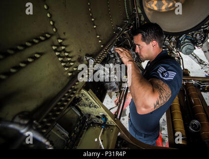 Staff Sgt. Andrew Molina, Flugzeuge strukturelle Wartungstechniker, führt eine Prüfung auf eine F-16 Fighting Falcon engine Bay, 12.08.14, 2016 in Burlington, VT (U.S. Air Force Foto: Staff Sgt. Jason Couillard) Stockfoto