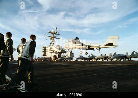 Meer an Bord der USS Theodore Roosevelt (CVN 71) Dez. 31, 2001 -- Eine EA-6B "Prowler" aus der "Türme" des taktischen Elektronische Kriegsführung Squadron Eine drei Sieben (VAQ-137) zwischen der Landung Signal Offiziere (LSO) und Theodore Roosevelt's Island Struktur wie es landet auf dem Flugdeck übergibt. Ê 'Türme' sind Teil der Carrier Air Wing (CVW-1) und mit dem Flugzeugträger eingesetzt zur Unterstützung der Operation Enduring Freedom. Stockfoto