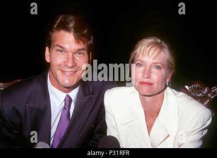 BEVERLY HILLS, Ca - 17. Oktober: (L-R) Schauspieler Patrick Swayze und seine Frau Lisa Niemi die Eröffnung von 'Liebe Briefe an" am 17. Oktober 1991 An der Canon Theatre in Beverly Hills, Kalifornien. Foto von Barry King/Alamy Stock Foto Stockfoto