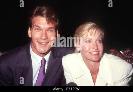 BEVERLY HILLS, Ca - 17. Oktober: (L-R) Schauspieler Patrick Swayze und seine Frau Lisa Niemi die Eröffnung von 'Liebe Briefe an" am 17. Oktober 1991 An der Canon Theatre in Beverly Hills, Kalifornien. Foto von Barry King/Alamy Stock Foto Stockfoto