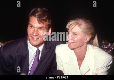 BEVERLY HILLS, Ca - 17. Oktober: (L-R) Schauspieler Patrick Swayze und seine Frau Lisa Niemi die Eröffnung von 'Liebe Briefe an" am 17. Oktober 1991 An der Canon Theatre in Beverly Hills, Kalifornien. Foto von Barry King/Alamy Stock Foto Stockfoto