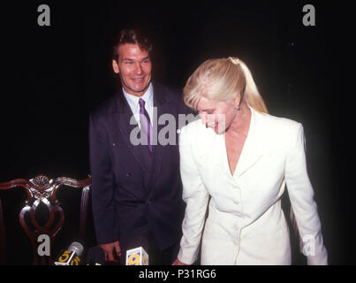 BEVERLY HILLS, Ca - 17. Oktober: (L-R) Schauspieler Patrick Swayze und seine Frau Lisa Niemi die Eröffnung von 'Liebe Briefe an" am 17. Oktober 1991 An der Canon Theatre in Beverly Hills, Kalifornien. Foto von Barry King/Alamy Stock Foto Stockfoto