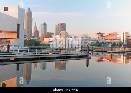 Cleveland Ohio Nordküste Hafen die Skyline der Innenstadt auf einem frühen Juni 2018 Morgen wider. Stockfoto