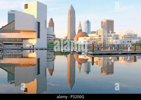 Cleveland Ohio Nordküste Hafen die Skyline der Innenstadt auf einem frühen Juni 2018 Morgen wider. Stockfoto