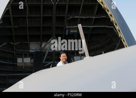 Frau Susan Ratliff, die Frau des Präsidenten der Turnier 2017 von Roses Parade, Herr Brad Ratliff, hält sie für ein Foto bei einer Tour durch eine C-5 Galaxy M Super Static Display, Travis AFB, Calif., 12.08.2016. Die ratliffs erkundet das Flight Deck, Laderaum, passagierdeck und verschiedene andere Funktionen der US Air Forces größte Flugzeug während der geführten Tour. (U.S. Air Force Foto von Heide Couch) Stockfoto