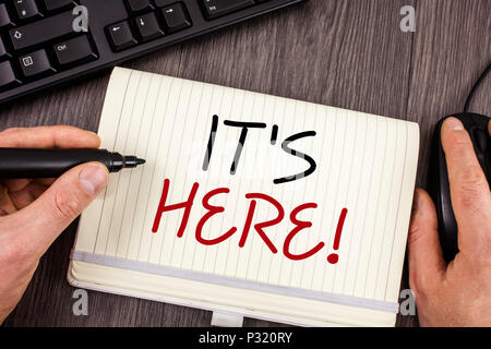 Wörter schreiben Texte Hier ist es motivierend. Business Konzept für in diesem Moment Sache oder Platz gefunden Stockfoto