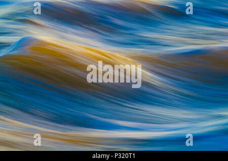 Wasser fließt über rauhe Oberfläche Stockfoto