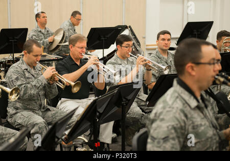 Präsident des Turniers 2017 von Roses Parade, Herr Brad Ratliff tritt die Bläser der US Air Force Band des Goldenen Westen Spielen einer Melodie während band Praxis bei Travis AFB, Calif., 12.08.2016. Herr Ratliff war bei Travis das Turnier der Flagge Rosen in die US Air Force Band des Goldenen Westen zu präsentieren. Die US Air Force Band des Goldenen Westen ist eine von nur zwei militärische Einheiten in die 128 Tournament of Roses Parade marschieren. (U.S. Air Force Foto von Heide Couch) Stockfoto