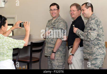 Technische Sgt. Thomas Saylers und Senior Airman George Brahler II, beide Trompeter für die US Air Force Band des Goldenen Westen, posieren mit dem Präsidenten des Turnier 2017 von Roses Parade, Herr Brad Ratliff für Frau Susan Ratliff, 12.08.2016, Travis AFB, Calif. Herr Ratliff war bei Travis das Turnier der Flagge Rosen in die US Air Force Band des Goldenen Westen zu präsentieren. Die US Air Force Band des Goldenen Westen ist eine von nur zwei militärische Einheiten in die 128 Tournament of Roses Parade marschieren. Ratliff nutzte die Gelegenheit, die Trompete Abschnitt zusammen mit dem Verbot an die Praxis zu verbinden Stockfoto