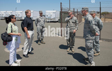 Mitgliedern der 621St Contingency Response Flügel grüße den Präsidenten des Turniers 2017 von Roses Parade, Herr Brad Ratliff, mit seiner Frau Susan vor der "Line of Fire" Demonstration, 12.08.2016, Travis AFB, Calif. Herr Ratliff war bei Travis das Turnier der Flagge Rosen in die US Air Force Band des Goldenen Westen zu präsentieren. Als Teil des Besuchs, die ratliffs besuchten die 621 CRW Lager erfahren Sie mehr über ihre Mission hier an der Basis. (U.S. Air Force Foto von Heide Couch) Stockfoto