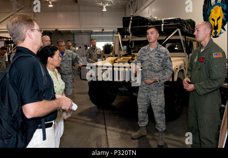 Technische Sgt. Joshua Kasper, contingency Response für Luft- und Raumfahrt Supervisor, 821St Contingency Response Squadron Schriftsatz der Präsident des Turnier 2017 von Roses Parade, Herr Brad Ratliff, und seine Frau Susan, wie die 621St Contingency Response Flügel für die Ausbildung und die schnelle Implementierung personal Flugplätze in entfernte Standorte zu schaffen und die Mobilität von Menschen und Anlagen rund um den Globus einzusetzen 12.August 2016, Travis AFB Calif. Die Raftliffs Besuch der 621 CRW Lager waren die "Line of Fire" Demonstration mehr über die Mission zu gehen Lernen erweitern verantwortlich ist. Stockfoto