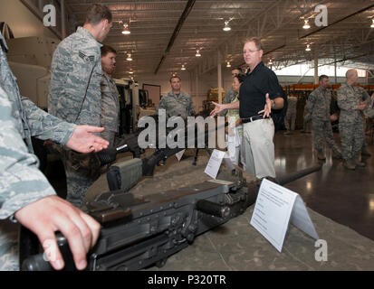 Der Präsident des Turnier 2017 von Roses Parade, Herr Brad Ratliff reagiert auf Waffen der 621St Contingency Response Flügel Sicherheitskräfte Personal angezeigt, Aug 12, 2016, Travis AFB, Calif. Herr Ratliff und seine Frau besuchten die 621 CRW Lager der "Line of Fire" Demonstration mehr über die Mission zu laufen lernen. (U.S. Air Force Foto von Heide Couch) Stockfoto