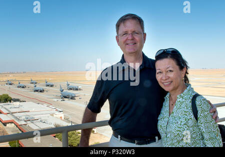 Der Präsident des Turnier 2017 von Roses Parade, Herr Brad Ratliff, mit seiner Frau Susan Pause für ein Foto auf dem Laufsteg der Air Traffic Control Tower bei einem jüngsten Besuch. Herr Ratliff war bei Travis das Turnier der Flagge Rosen in die US Air Force Band des Goldenen Westen zu präsentieren. Als Teil des Besuchs, die ratliffs besuchten die 621 CRW Lager erfahren Sie mehr über ihre Mission hier an der Basis. (U.S. Air Force Foto von Heide Couch) Stockfoto