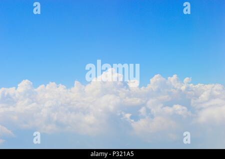 Weiße Wolke im blauen Himmel Stockfoto
