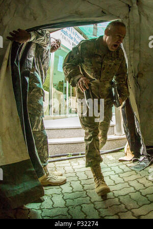 Hooah! Us-Armee Generalleutnant Stephen R. Lanza, Kommandierender General der I Corps, reagiert auf das Zimmer voller Soldaten, die der Aufmerksamkeit stand, wie er in einem Briefing Zelt in Yongin, Südkorea, Aug 27., 2016. (U.S. Armee Foto: Staff Sgt. Ken Narbe) Stockfoto