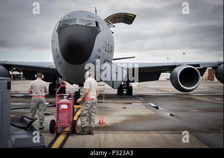 Flieger Vorbereiten einer KC-135 Stratotanker von McConnell Air Force Base, Kans., für die Abfahrt in Barksdale Air Force Base, La., Aug 21., 2016. Die KC-135 zur Verfügung gestellt A-10 Thunderbolt II Flugzeuge mit Luftbetankung während einer kombinierten US-amerikanische und kolumbianische Luftwaffe Übung Green Flag. (U.S. Air Force Foto/Senior Airman Mozer O. Da Cunha) Stockfoto