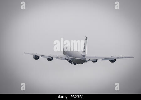 Einer KC-135 Stratotanker von McConnell Air Force Base, Kans., nimmt von Barksdale Air Force Base, La., Aug 21., 2016. Die KC-135 zur Verfügung gestellt A-10 Thunderbolt II Flugzeuge mit Luftbetankung während einer der eine gemeinsame US-amerikanische und kolumbianische Luftwaffe Übung Green Flag. (U.S. Air Force Foto/Senior Airman Mozer O. Da Cunha) Stockfoto