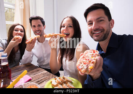 Portrait von glücklichen jungen Freunde Essen leckeres frisches Bruschetta Stockfoto