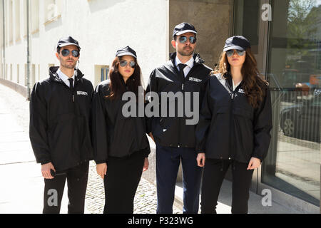Portrait von jungen männlichen und weiblichen Wachleute tragen Einheitliche und Brillen Stockfoto
