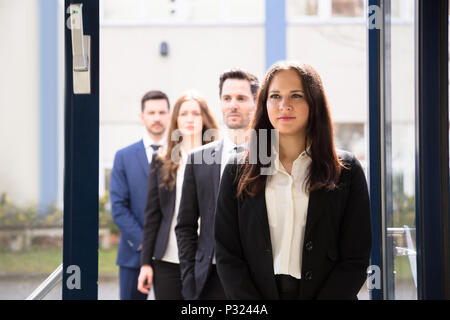 Portrait einer jungen Unternehmerin in der Tür stehend Stockfoto