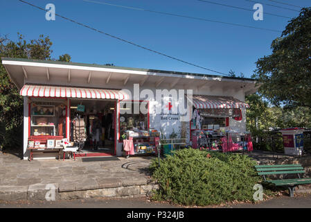 Das Rote Kreuz op Shop in Rohini Straße Turramurra NSW, Australien wahrscheinlich in den späten 40er oder 50er Jahren von fibro Zement und einem Dach aus Stahl gebaut Stockfoto