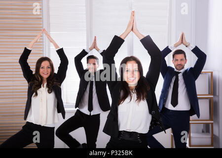 Porträt eines lächelnden jungen Geschäftsleuten Yoga Stockfoto