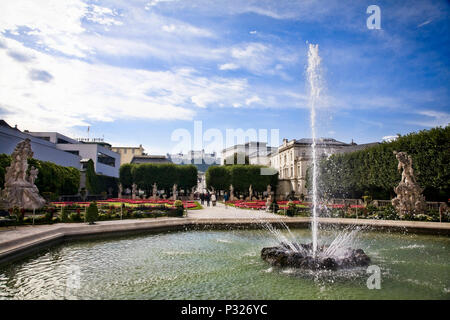 Mirabell Park und Gärten mit der Festung Hohensalzburg im Hintergrund. Salzburg, Österreich. Stockfoto