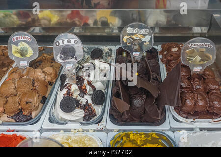 Fira, Santorini, Griechenland: Sorten von gelati (Eis) für Verkauf an ein Straßencafe in Fira, auf der Ägäischen Insel Santorini. Stockfoto