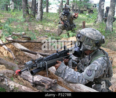 Ein US-Armee-reservesoldat zum 327. Ingenieur Gesellschaft zugeordnet, 397Th Engineer Battalion, 372 Engineer Brigade, 416Th Theater Support Command, leitet seine Gruppe in einem komplexen Angriff zu bewegen während des Kampfes Support Training CSTX 86-16-03 (86-16-03) auf Fort McCoy, Wis., 22.08.2016. Fast 9.000 Service Mitglieder aus dem ganzen Land beteiligen sich an CSTX 86-16-03 von der 86th Abteilung Weiterbildung und die dritte und letzte der 84 Ausbildung Befehl CSTX des Jahres gehostet werden. (U.S. Armee finden Foto von Sgt. 1. Klasse Clinton Holz). Stockfoto