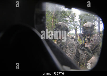 U.S. Army Reserve Soldaten an die 327 Ingenieur Gesellschaft zugeordnet, 397Th Engineer Battalion, 372 Engineer Brigade, 416Th Theater Support Command, zog ihr pro Masken in einem komplexen Angriff auf Fort McCoy, Wis., 22.08.2016, inklusive 'chemische' Kriegsführung während des Kampfes Support Training CSTX 86-16-03 (86-16-03). Fast 9.000 Service Mitglieder aus dem ganzen Land beteiligen sich an CSTX 86-16-03 von der 86th Abteilung Weiterbildung und die dritte und letzte der 84 Ausbildung Befehl CSTX des Jahres gehostet werden. (U.S. Armee finden Foto von Sgt. 1. Klasse Clinton Holz). Stockfoto