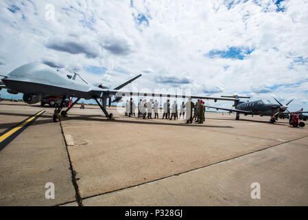 Emergency Medical Technician Rodeo Teilnehmer anzeigen eine statische Anzeige auf der Flightline Aug.24, 2016, Cannon Air Force Base, NM. Cannons EMT Rodeo testet die Fähigkeiten von medizinischen Fachleuten aus der gesamten Air Force durch eine Reihe von innovativen Hochdruck- Szenarien. (U.S. Air Force Foto: Staff Sgt. Eboni Riese/Freigegeben) Stockfoto