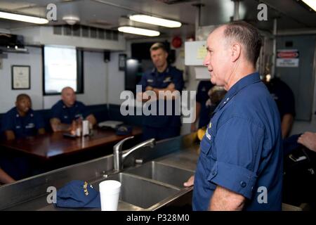 Vice Adm. Karl Schultz, Commander, Atlantischen Gebiet und hinten Adm. Dave Callahan, Commander, achte Küstenwache Bezirk, besuchten Sektor Field Office Galveston und die umliegende Einheiten, Mittwoch. U.S. Coast Guard Foto von Petty Officer 3. Klasse Jennifer Nease. Stockfoto