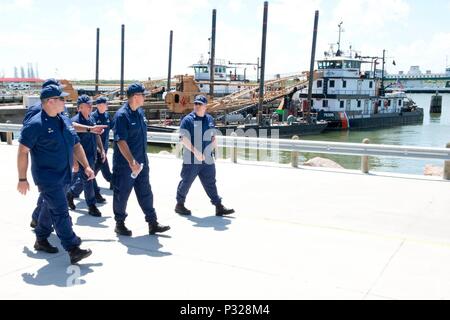 Vice Adm. Karl Schultz, Commander, Atlantischen Gebiet und hinten Adm. Dave Callahan, Commander, achte Küstenwache Bezirk, besuchten Sektor Field Office Galveston und die umliegende Einheiten, Mittwoch. U.S. Coast Guard Foto von Petty Officer 3. Klasse Jennifer Nease. Stockfoto