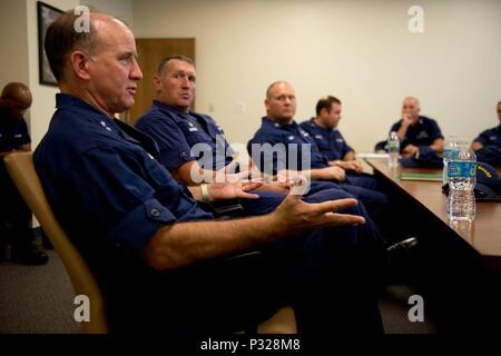 Hintere Adm. Dave Callahan, Commander, 8 Coast Guard Bezirk, diskutiert die Zukunft des Sektors Field Office Galveston und lobt die Leistung der Arbeit seiner Mitglieder, Mittwoch, August 24, 2016. U.S. Coast Guard Foto von Petty Officer 3. Klasse Jennifer Nease. Stockfoto