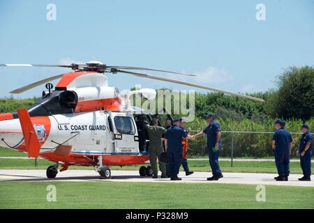 Vice Adm. Karl Schultz, Commander, Atlantischen Gebiet und hinten Adm. Dave Callahan, Commander, 8 Coast Guard Bezirk, besuchten Sektor Field Office Galveston und die umliegende Einheiten, Mittwoch, 12.08.24,2016. U.S. Coast Guard Foto von Petty Officer 3. Klasse Jennifer Nease. Stockfoto