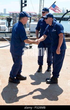 Hintere Adm. Dave Callahan, Commander, 8 Coast Guard Bezirk, grüßt der, der die 75-Fuß-Inland Bau Ausschreibung, die Schelle am Sektor Field Office Galveston, Mittwoch, August 24, 2016. U.S. Coast Guard Foto von Petty Officer 3. Klasse Jennifer Nease. Stockfoto