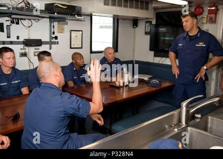 Vice Adm. Karl Schultz, Commander, Atlantischen Gebiet stellt Fragen der Besatzung der 75-Fuß-Inland Bau Ausschreibung, Klammer, Mittwoch, August 24, 2016. U.S. Coast Guard Foto von Petty Officer 3. Klasse Jennifer Nease. Stockfoto