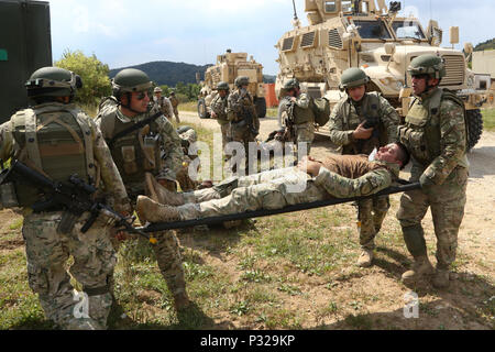 Georgische Soldaten der 32. georgischen Leichte Infanterie Bataillon ein verwundeter Soldat in ein M997 Humvee geladen, während die Durchführung von Cordon und Suchoperationen während einer Mission rehearsal Übung (MRE) am Joint Multinational Readiness Center in Hohenfels, Deutschland, Nov. 19, 2016. Die MRE ist ein U.S.M.C. führen Übung mit über 1.100 Soldaten aus Georgien, Ungarn und den USA die MRE ist auf der aktuellen Betriebsumgebung und beinhaltet Lektionen gelernt, um der Georgischen 32 Infanterie Bataillon für Offensive, defensive vorzubereiten, und Bereitstellung zur Unterstützung der Operation Freiheit S Stockfoto