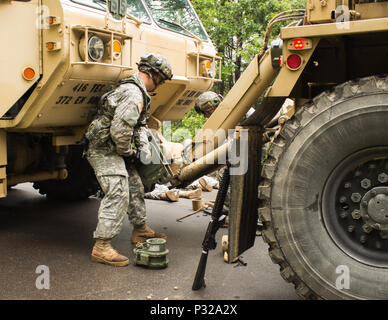 FORT MCCOY, Wis-US Army Reserve Soldaten, mit dem 397Th Engineering Bataillon von Eau Claire, Wis., befestigen Sie ein Zugfahrzeug zu einem schweren erweiterte Mobilität tactical Truck, die durch ein mock geschlagen wurde Improvised Explosive Device Aug 20, 2016 am Fort McCoy, Wis., während ein Kampf unterstützen. (U.S. Armee finden Foto von Sgt. Clinton Massey, im Broadcast Operations Loslösung) Stockfoto