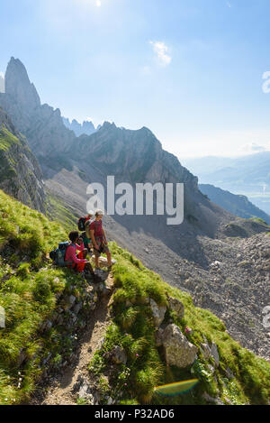 Wanderer am Ellmauer Halt, Wilder Kaiser von Österreich - in der Nähe von Gruttenhuette, Going, Tirol, Österreich - Wandern in den Alpen Europas Stockfoto