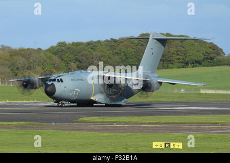 ZM414, ein Airbus A 400 M Atlas C1 der Royal Air Force, am Internationalen Flughafen Prestwick, Ayrshire. Stockfoto