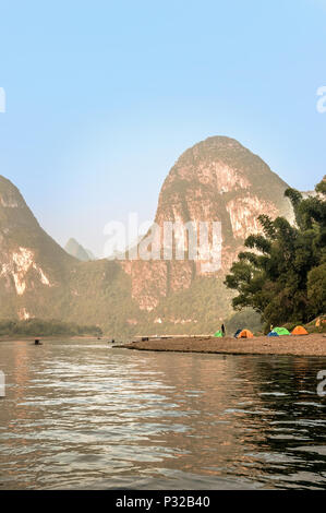 Yangshuo, China - 1. Oktober 2008: Boote auf dem Li River in der Nähe von Yangshuo, Guangxi Province, China. Malerische Karstgebirge entlang des Flusses und Menschen können Stockfoto