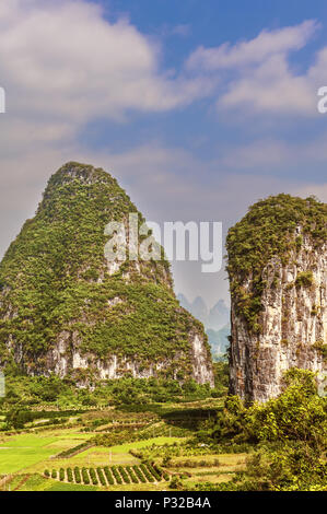 Panoramablick auf den malerischen Karst Berge in der Nähe von Guilin in China. Stockfoto