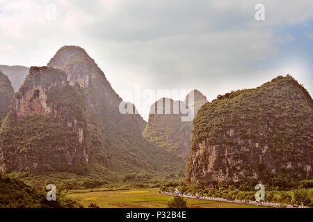 Panoramablick auf den malerischen Karst Berge in der Nähe von Guilin in China. Stockfoto