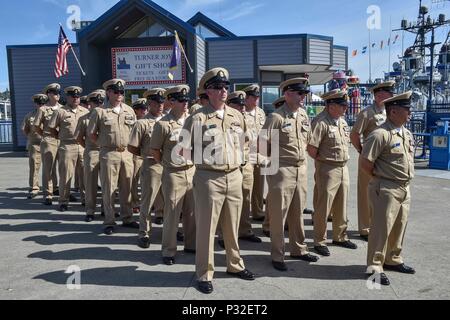 160826-N-OO 032-165 Bremerton, Washington (Aug. 16, 2016) - Pazifischen Nordwesten Chief Petty Officers (CPO) stand auf der Parade Rest, einladend Ihre bald zu Brothers-in-Arms um ihre Verwirrung, als CPO wählt Absolvent der Forrest Sherman-Klasse Zerstörer USS Turner Joy (DD 951) Legacy-Akademie. Die Akademie bringt Leben und Arbeiten für eine Woche an Bord der Vietnam-era Zerstörer während in der Gemeinschaft Bezug Projekte, Schiff, Konservierung, Leadership Training teilnehmen, und eine Naval heritage Capstone Projekt. (U.S. Marine Foto von Mass Communication Specialist 1. Klasse Cory Asato/Freigegeben) Stockfoto