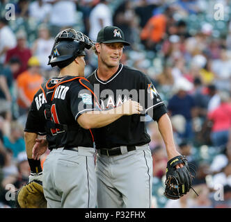 Baltimore, MD, USA. 16 Juni, 2018. Miami Marlins Krug zog Steckenrider feiert ihren Sieg mit Miami Marlins Catcher#11 J.T. Realmuto während eines Major League Baseball Spiel zwischen den Baltimore Orioles und dem Miami Marlins im Camden Yards, Baltimore, MD. Justin Cooper/CSM/Alamy leben Nachrichten Stockfoto