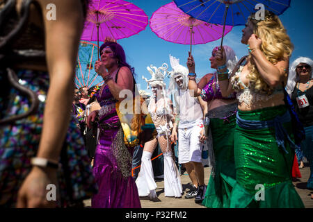 New York, USA. 16 Juni, 2018. Menschen beteiligen sich an der Mermaid Parade 2018 auf Coney Island in New York, USA, 16. Juni 2018. Die 36. jährliche Mermaid Parade präsentierten über 3.000 kreative Personen hier am Samstag. Quelle: Michael Nagle/Xinhua/Alamy leben Nachrichten Stockfoto