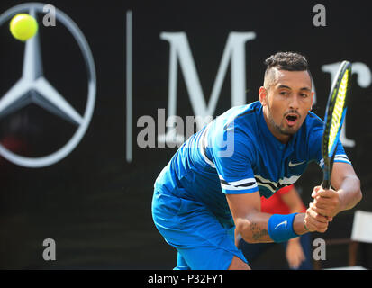 Stuttgart. 16 Juni, 2018. Nick Kyrgios von Australien gibt einen Schuß während singles Halbfinale des ATP Tennis Turnier Mercedes Cup gegen Roger Federer von der Schweiz in Stuttgart am 16. Juni 2018. Nick Kyrgios verloren 1-2. Credit: Philippe Ruiz/Xinhua/Alamy leben Nachrichten Stockfoto