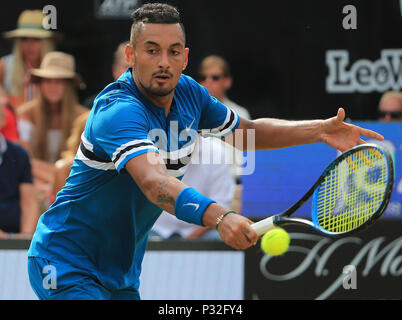 Stuttgart. 16 Juni, 2018. Nick Kyrgios von Australien gibt einen Schuß während singles Halbfinale des ATP Tennis Turnier Mercedes Cup gegen Roger Federer von der Schweiz in Stuttgart am 16. Juni 2018. Nick Kyrgios verloren 1-2. Credit: Philippe Ruiz/Xinhua/Alamy leben Nachrichten Stockfoto
