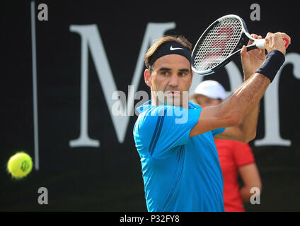 Stuttgart. 16 Juni, 2018. Roger Federer von der Schweiz liefert einen Schuß während singles Halbfinale des ATP Tennis Turnier Mercedes Cup gegen Nick Kyrgios von Australien in Stuttgart am 16. Juni 2018. Roger Federer gewann 2-1. Credit: Philippe Ruiz/Xinhua/Alamy leben Nachrichten Stockfoto
